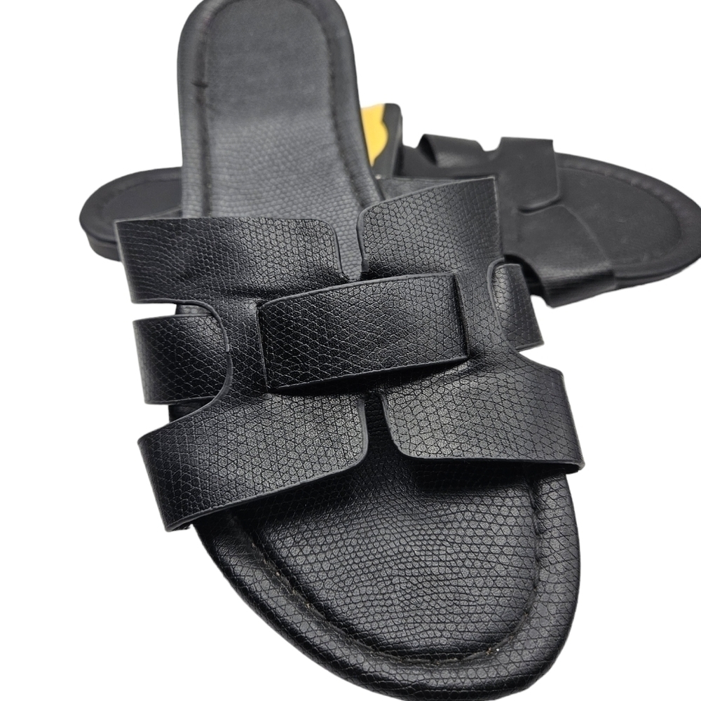 Womens lightweight black slip on sandle.